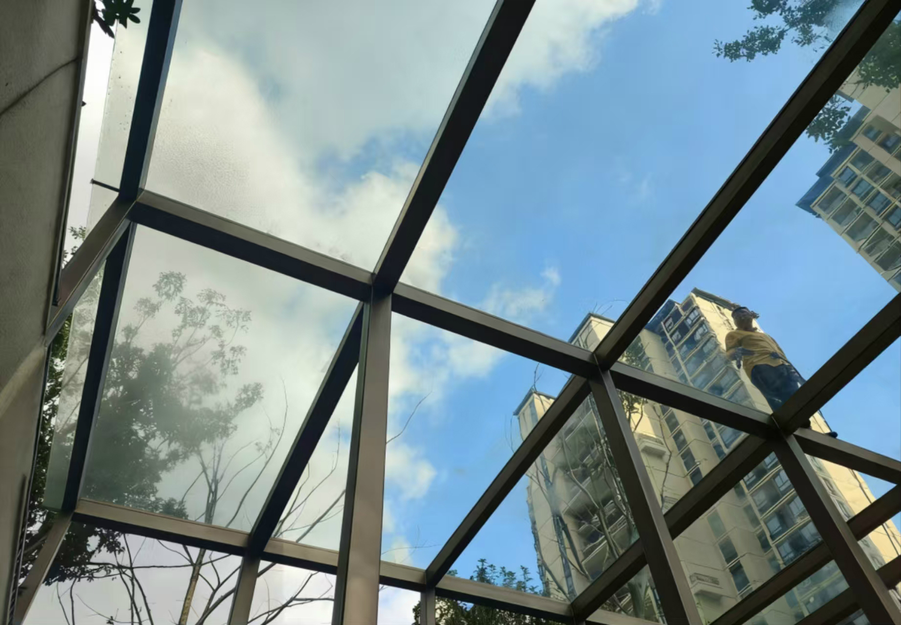 自行车库顶棚打扫后